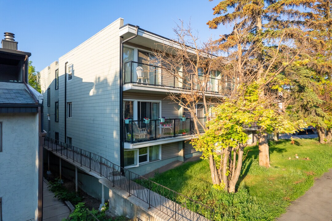 Grapes Manor in Calgary, AB - Building Photo