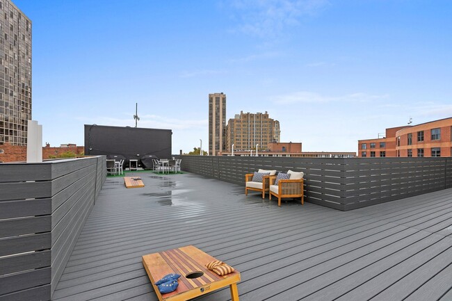 2317 N Clark St, Unit 3670 in Chicago, IL - Building Photo - Building Photo