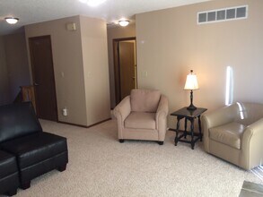 1843 Hollywood Ct in Iowa City, IA - Foto de edificio - Building Photo