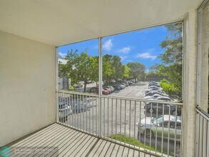 3000 Riverside Dr in Coral Springs, FL - Building Photo - Building Photo