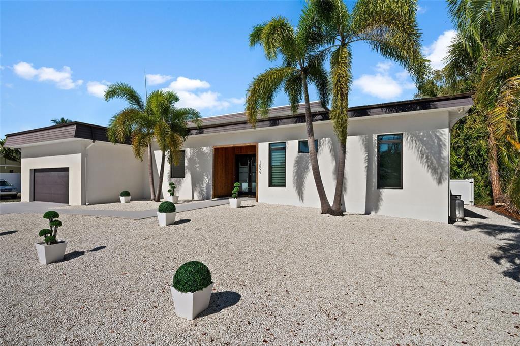 1899 Vamo Way in Sarasota, FL - Building Photo