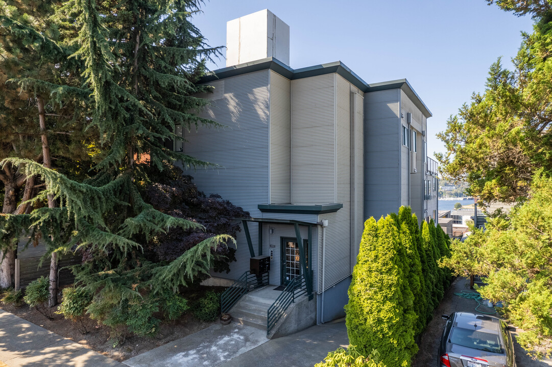 CITY LAKE CONDOMINIUM in Seattle, WA - Building Photo