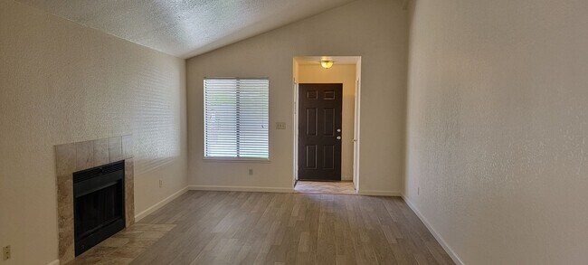 5107 Hoover St-Unit -7334001002 in North Highlands, CA - Building Photo - Building Photo