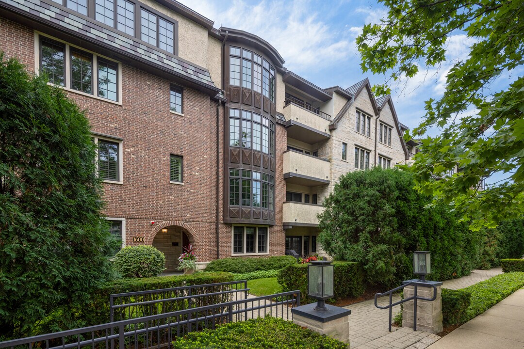 1600 Green Bay Rd in Highland Park, IL - Building Photo