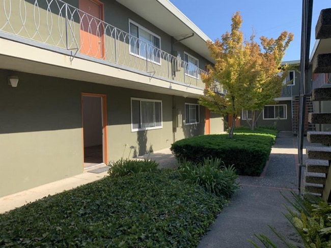 316 Alida Way in South San Francisco, CA - Building Photo - Building Photo