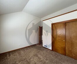 3702 47th Ave NE in Salem, OR - Building Photo - Building Photo