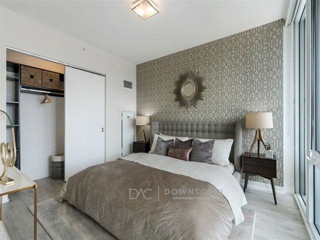 300 W Hill St, Unit 401 in Chicago, IL - Building Photo - Building Photo
