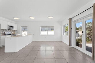 737 NW 4th St in Hallandale Beach, FL - Foto de edificio - Building Photo