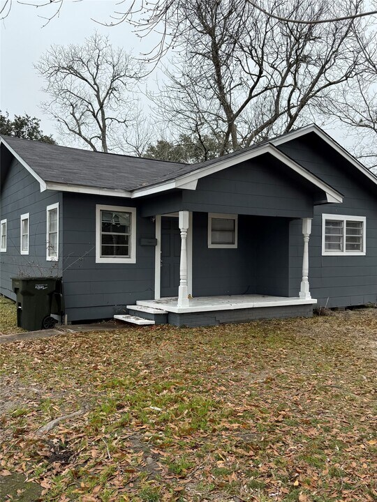 2830 Lombardy Dr in Port Arthur, TX - Building Photo