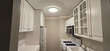 33 Pond Ave, Unit 417 in Brookline, MA - Building Photo - Building Photo