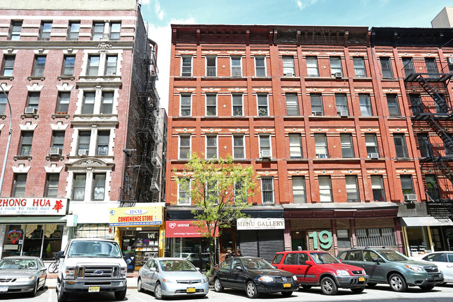 21 W 100th St in New York, NY - Building Photo - Building Photo