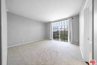 5848 W Olympic Blvd in Los Angeles, CA - Foto de edificio - Building Photo