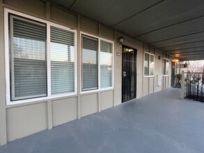 Renovated Apartments at Las Palmas in Los Banos, CA - Foto de edificio - Building Photo
