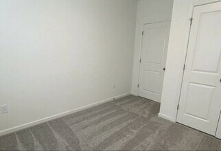 960 Rift Vly Dr in Zebulon, NC - Building Photo - Building Photo