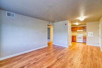 Pinewood Lodge in Aurora, CO - Foto de edificio - Building Photo