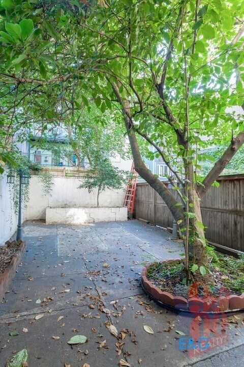 230 E 32nd St in New York, NY - Building Photo