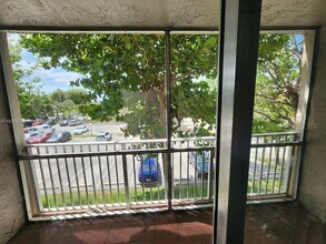 8501 NW 8th St, Unit 301-1 in Miami, FL - Building Photo - Building Photo