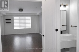 65 Barkerville Dr in Whitby, ON - Building Photo - Building Photo