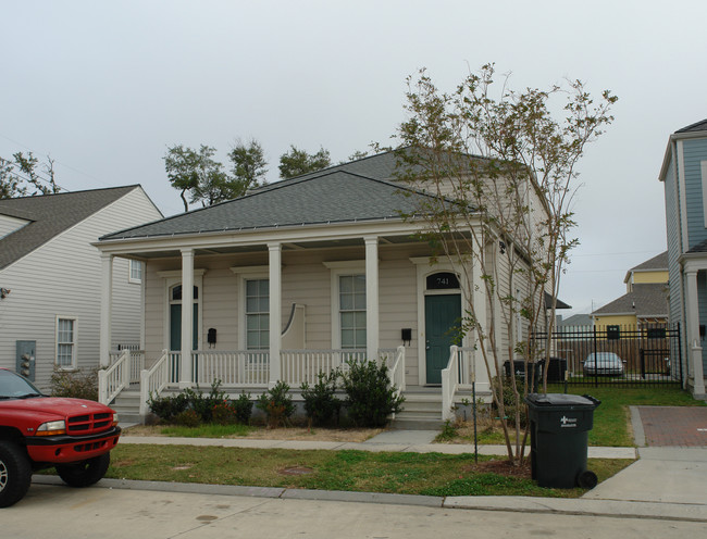 741 Adele Dr in New Orleans, LA - Building Photo - Building Photo