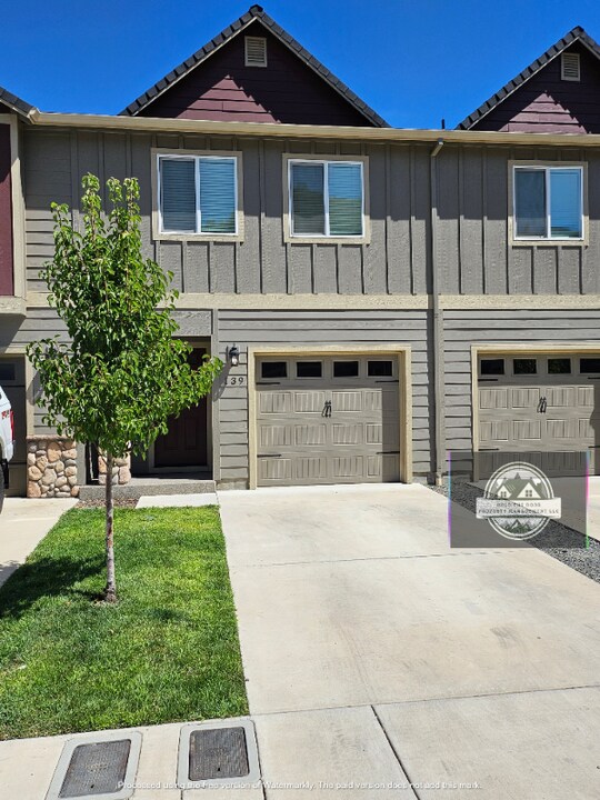 139 Rivers Edge Ct in Gold Hill, OR - Building Photo