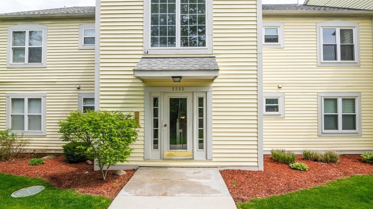 2223 S Huron Pkwy in Ann Arbor, MI - Building Photo