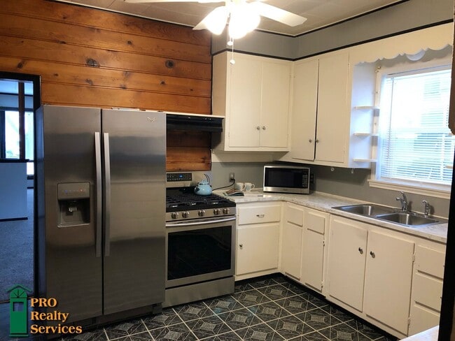 property at 727 Geranium Ave E
