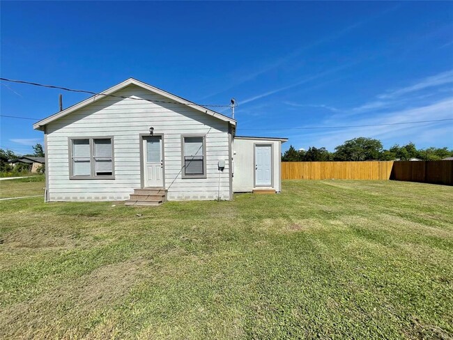 314 E Texas St in Brazoria, TX - Foto de edificio - Building Photo