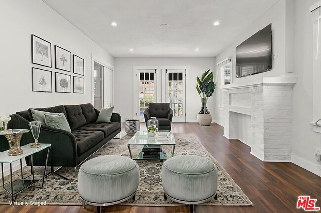 1756 N La Brea Ave in Los Angeles, CA - Building Photo - Building Photo