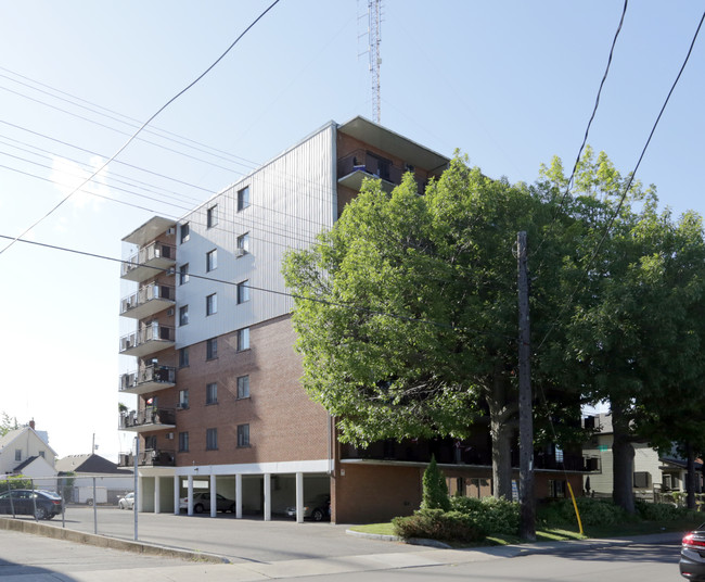 Alpine Manor in Hamilton, ON - Building Photo - Primary Photo