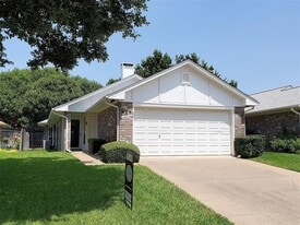 425 Sunnybrook Ct in Bedford, TX - Building Photo