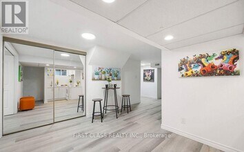 25 Lansbury Dr in Toronto, ON - Building Photo - Building Photo