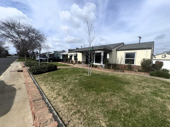 221 E Griffith Way in Fresno, CA - Building Photo - Building Photo