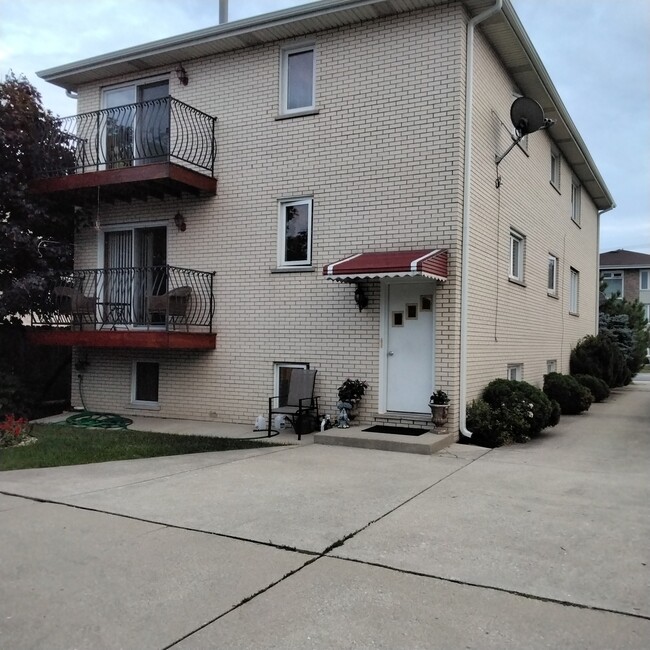 8016 W 83rd St in Bridgeview, IL - Building Photo - Building Photo