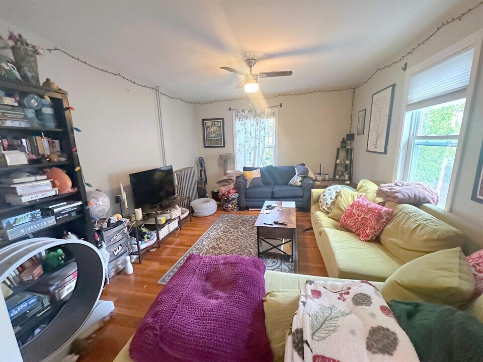 10 Rogers Ave, Unit 2 in Somerville, MA - Building Photo
