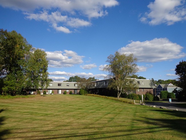 Coach House in Chelmsford, MA - Building Photo - Building Photo