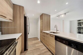 1756 N Bayshore Dr, Unit 22F in Miami, FL - Building Photo - Building Photo