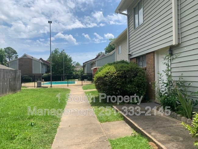 6527 Old Shell Rd in Mobile, AL - Building Photo - Building Photo