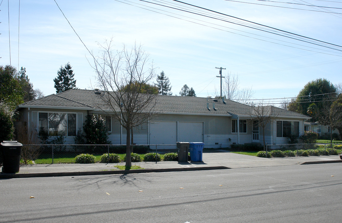 702 McConnell Ave in Santa Rosa, CA - Foto de edificio