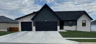 896 S Silverwood Ln in Nixa, MO - Building Photo