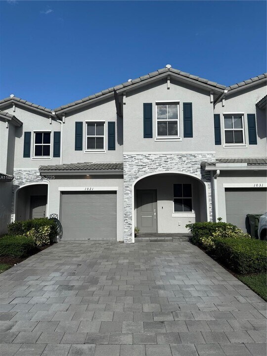 1021 SE 27th Terrace in Homestead, FL - Foto de edificio