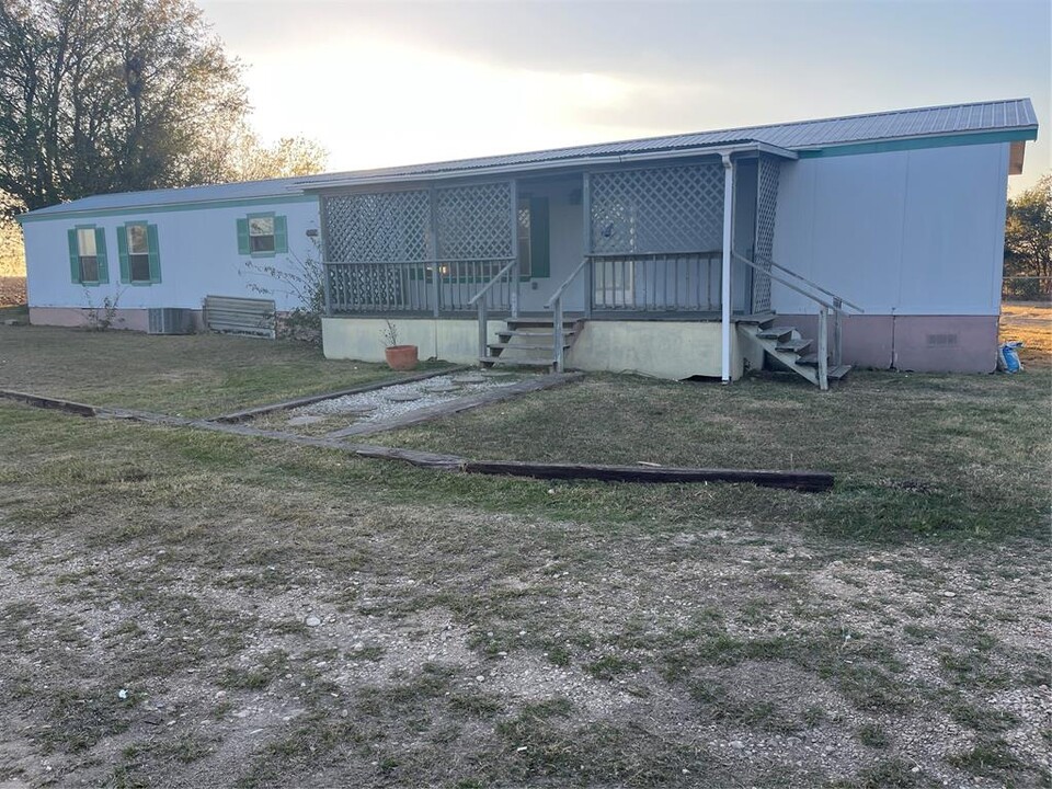 1300 State Hwy 95 in Taylor, TX - Building Photo