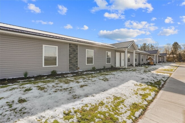 423 W 3rd St in Waterford, PA - Foto de edificio - Building Photo