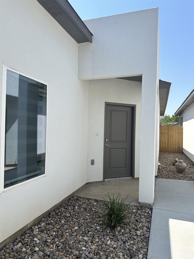 907 Taylor St in Laredo, TX - Building Photo - Building Photo
