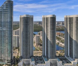 15811 Collins Ave, Unit 1605 in North Miami Beach, FL - Foto de edificio - Building Photo