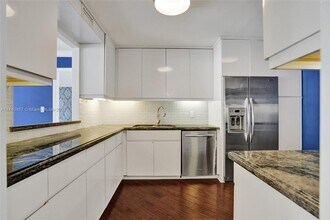 3 Grove Isle Dr in Miami, FL - Building Photo - Building Photo