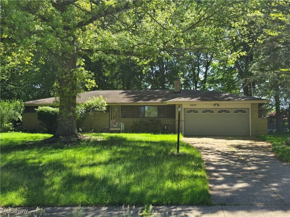 5229 Evergreen Dr in North Olmsted, OH - Building Photo