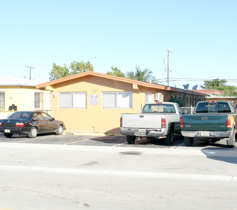 459 E 28th St in Hialeah, FL - Building Photo