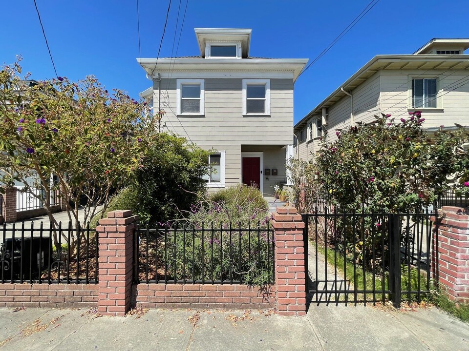 2827 Chestnut St in Oakland, CA - Building Photo