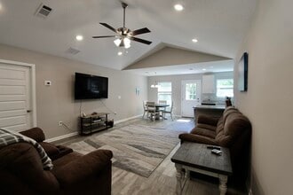102 Windsor Dr in Crestview, FL - Building Photo - Building Photo