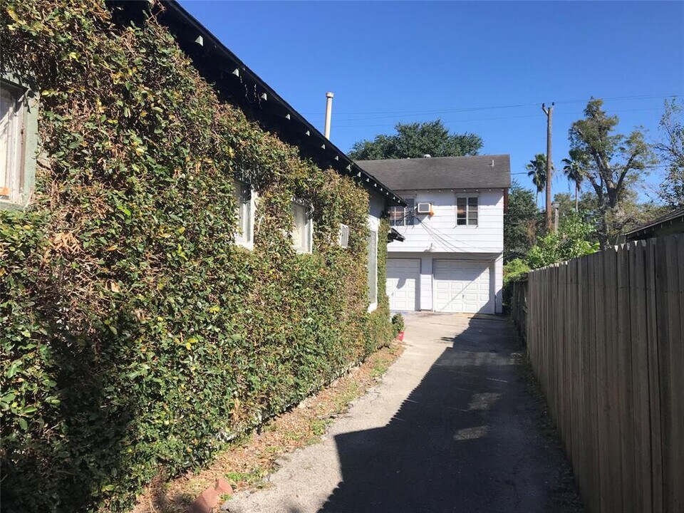 1526 Yale St-Unit -1/2 in Houston, TX - Building Photo